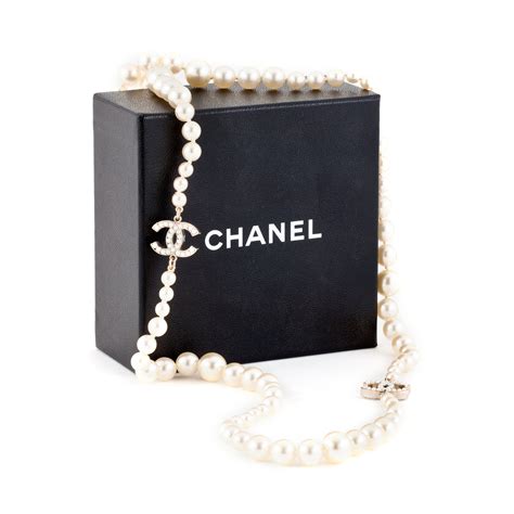 chanel halsband|Chanel necklace locations.